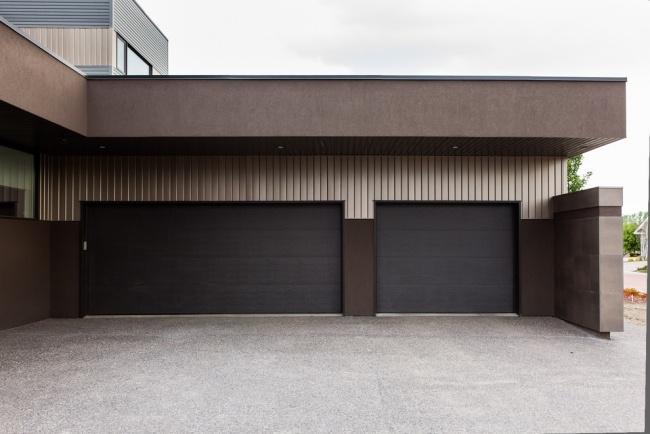 moderne garagentore matt schwarz holz braune hausfassade