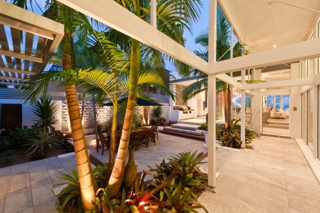 moderne gartenarchitektur terrasse beleuchtung palmen steinbodenplatten