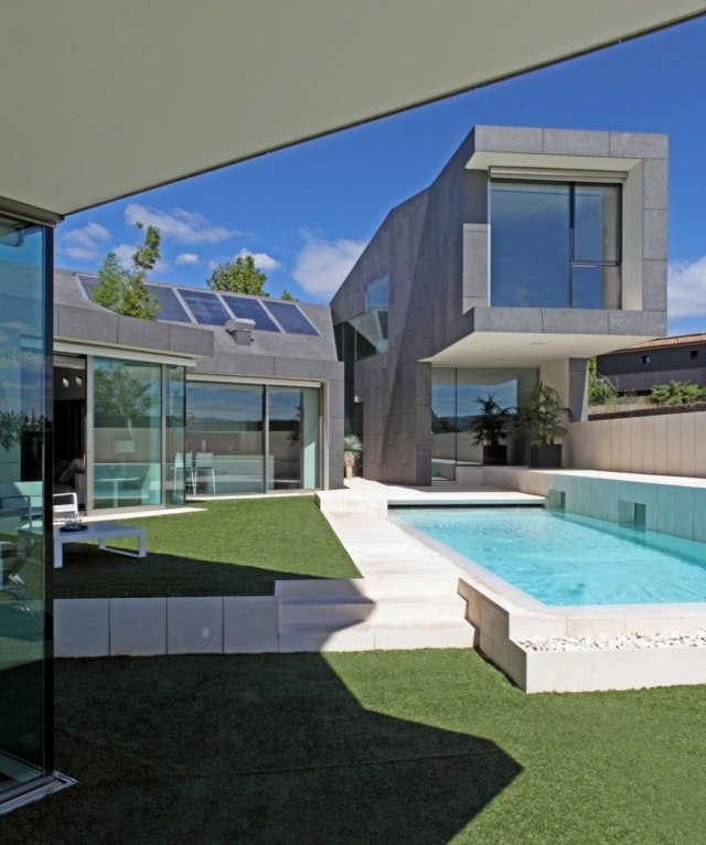 moderne minimalistische Architektur Pool Kieselsteine Rand Betonbecken