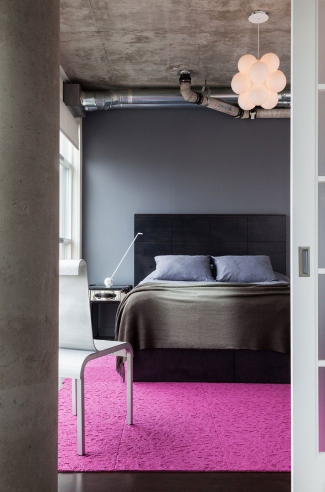 schlafzimmer-ideen designer industrial chic beton decke röhren lila teppich