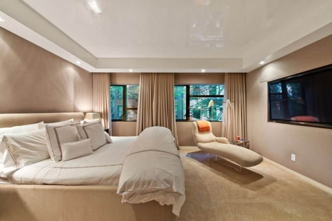 moderne-schlafzimmer ideen designer creme möbel boden hochglanz weiß decke tv wand