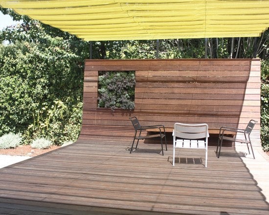 moderne terrasse holz dielen stühle überdachung sonnenschutz
