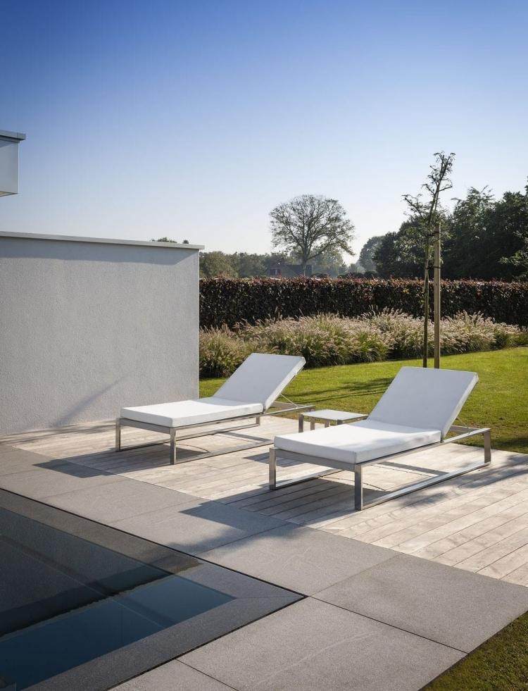 moderner-garten-innenhof-pool-liegen-design-minimalistisch-rasen-wand-sichtschutz