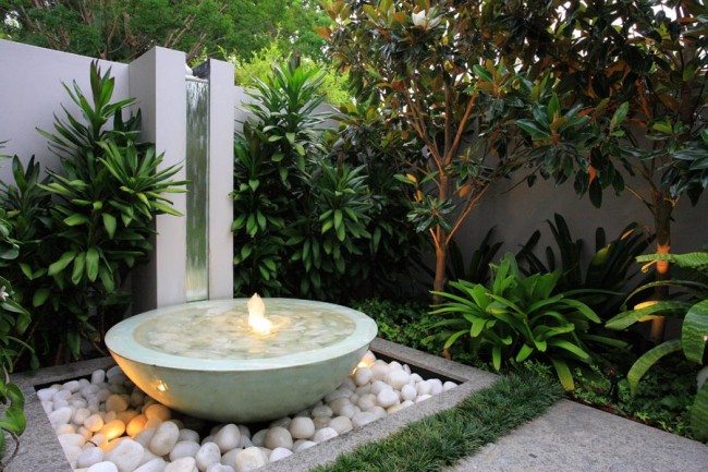 moderner-garten im innenhof-wasserspiel zen steine pflanzen