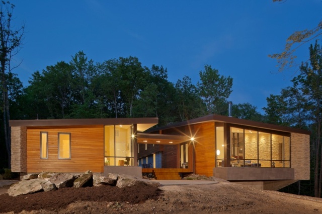 Einfamilienhaus Holz Stein Pultdach leichte Neigung Solarenergie