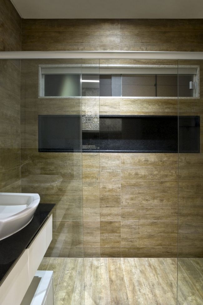 modernes bad fliesen holz optik duschbereich glaswand