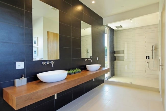 modernes bad holz waschbecken schwarze wandfliesen begehbare dusche