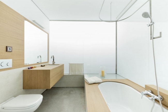 modernes bad weisse wände holz badmöbel badewanne