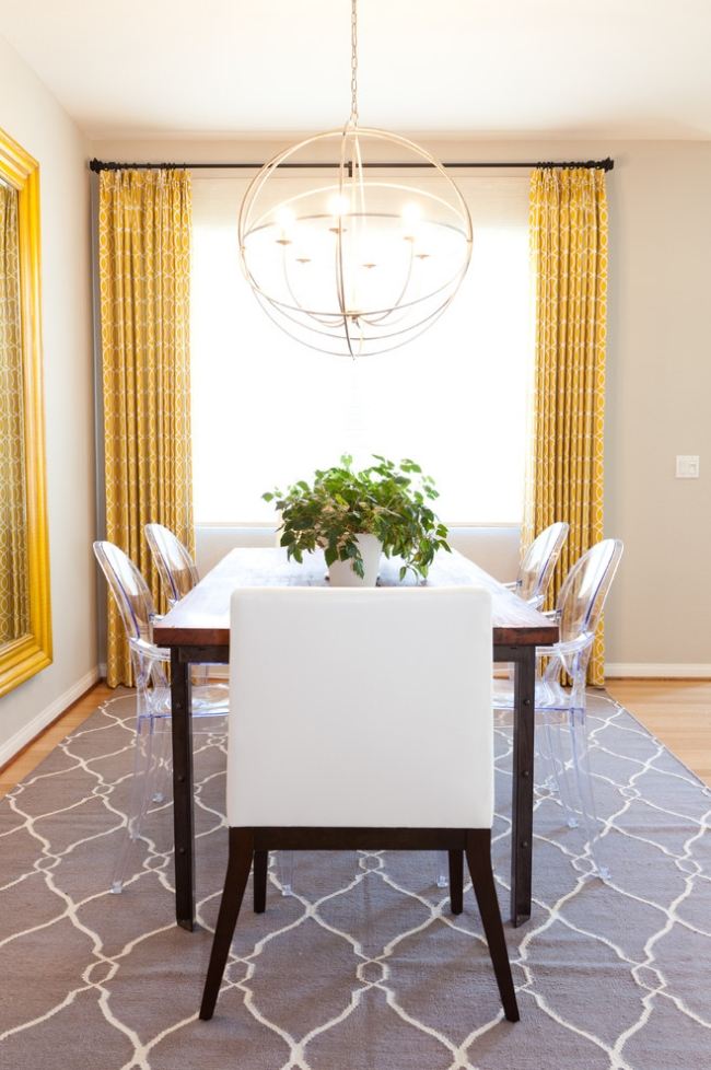 modernes esszimmer grauer teppich akryl stühle pendelleuchte gelbe gardinen