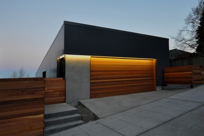 modernes garagentor holz design haus beleuchtung beton zaun