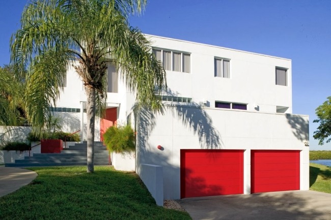 modernes haus weiße fasade rote garagentore akzent