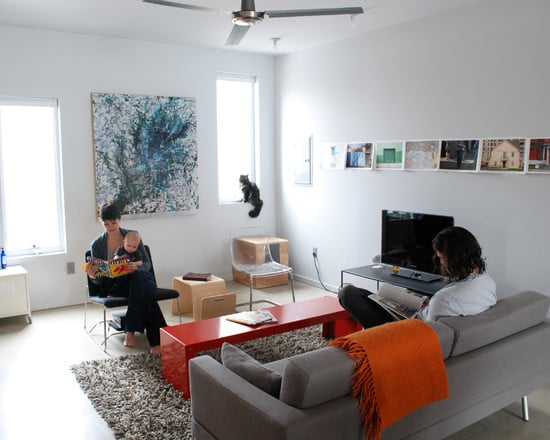 Wohnzimmer einrichten orange Tisch Fotowand