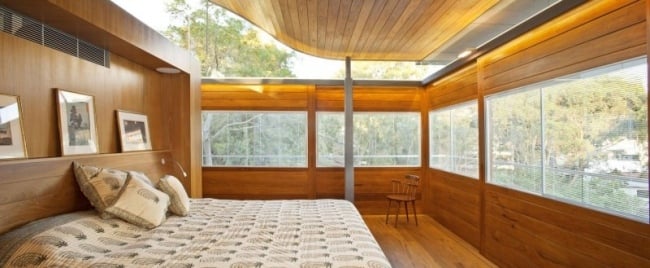 modernes schlafzimmer-designerhaus wald glasdach holzverkleidung einbauleuchten