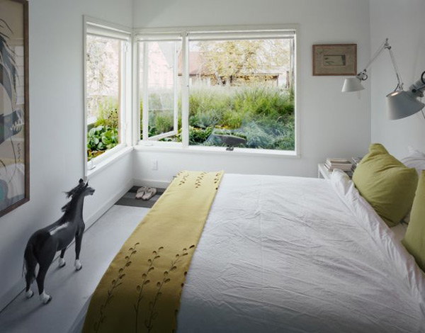 modernes schlafzimmer fenster grüne tagesdecke kissen