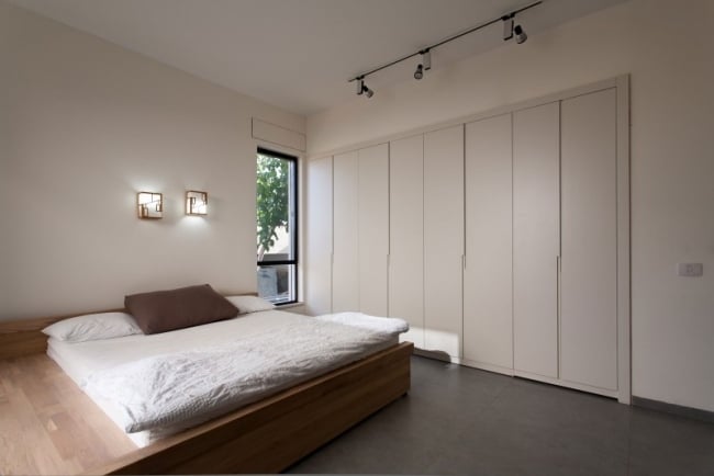 modernes schlafzimmer-plattform bett holz kleiderschrank nische-creme