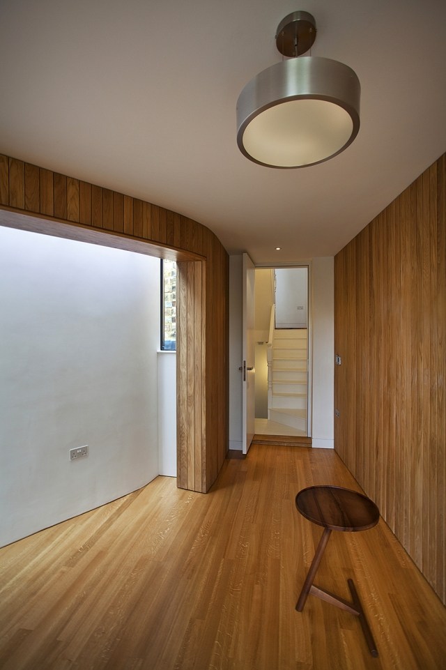 modernes-unikales-design-stuhl-holzwand-treppen-weiß-gemalte-wände