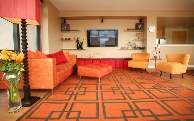 modernes wohnzimmer orange musterteppich glas regale wand fernseher