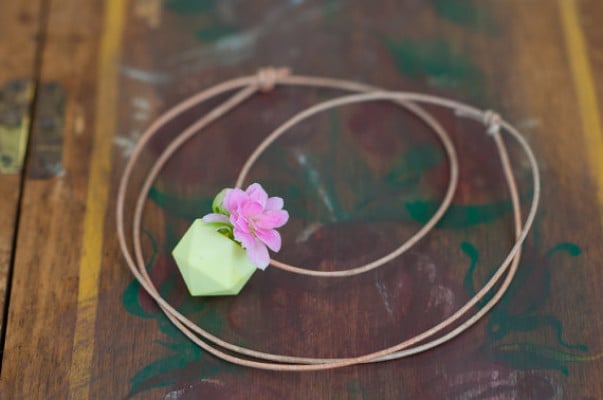 modeschmuck idee Halskette aus frischen Blumen selbstgemacht hellgrün