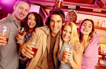 männer und frauen single amüseieren sich wein cocktails trinken spaß haben