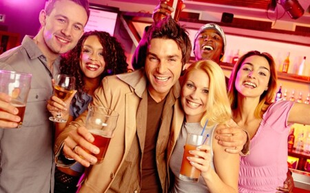 männer und frauen single amüseieren sich wein cocktails trinken spaß haben