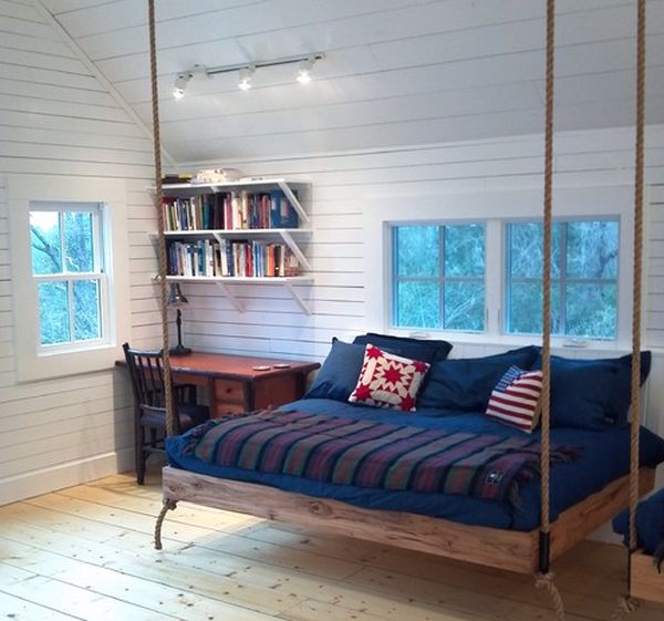nordische note schlafzimmer blaue decke kissen bücher bürotisch stuhl