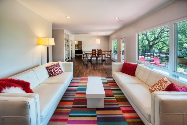 offener wohnbereich teppich streifen farben weiße sofas