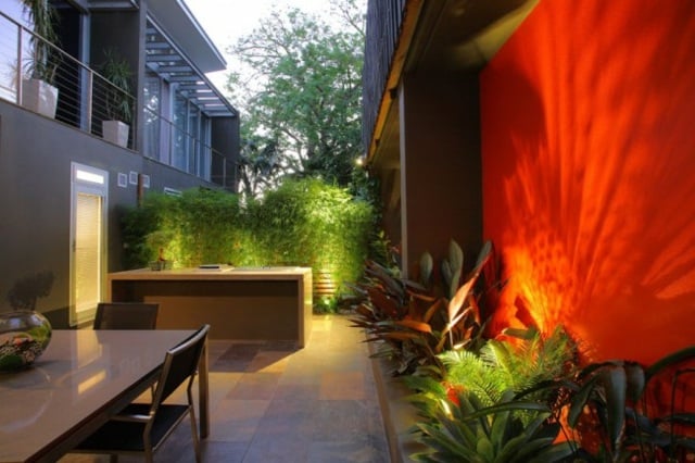 Steinplatten Essplatz Outdoor Küche immergrüne Pflanzen