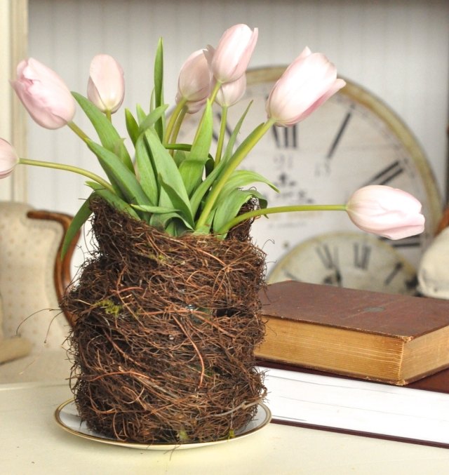 osterdeko-frühling vasen tulpen rustikal clematisranken