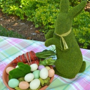 osterdeko für draußen moos hase osterkorb eier tischdeko