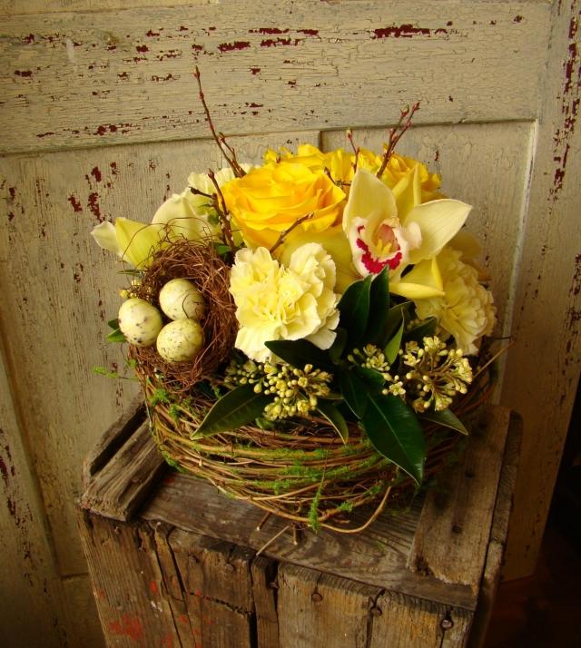 osterdeko-ideen-blumen-arrangement gelbe blumen zweige vase