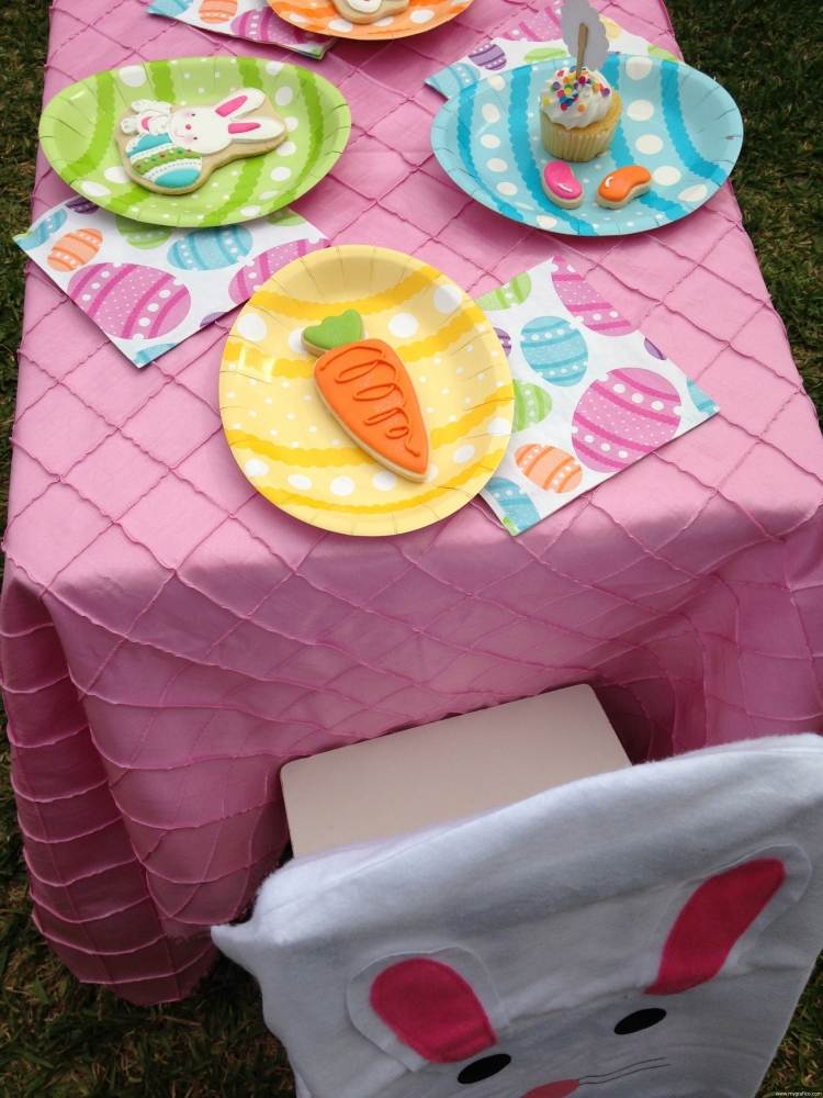 osterdeko-ideen-garten-party-kinder-tischdeko-tischdecke-rosa-papierteller-kekse-bunt