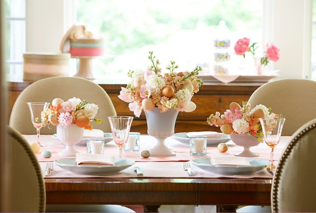 osterdekorationen-ideen-tisch-blumen-eier-rosa farben porzellan vasen