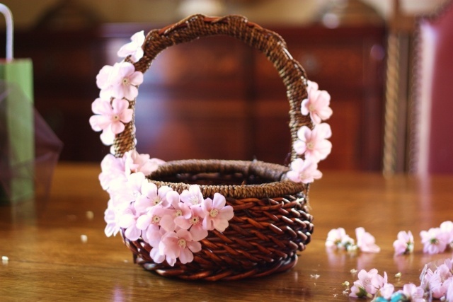osterdeko selber basteln korb kirschenblüten dekorieren