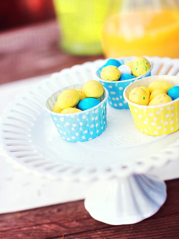 osterdeko tisch ideen bonbons blau gelb eier tortenständer