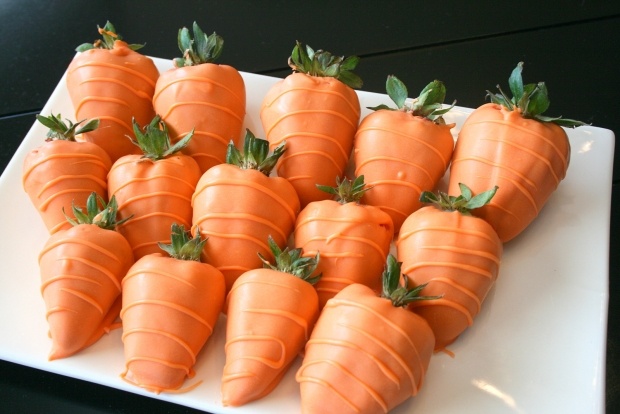 osterdeko tisch ideen erdbeeren karotten orange glasur