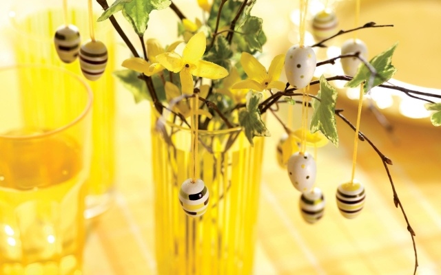 ostereier-ideen deko gelbe glasvase forsythien blüten
