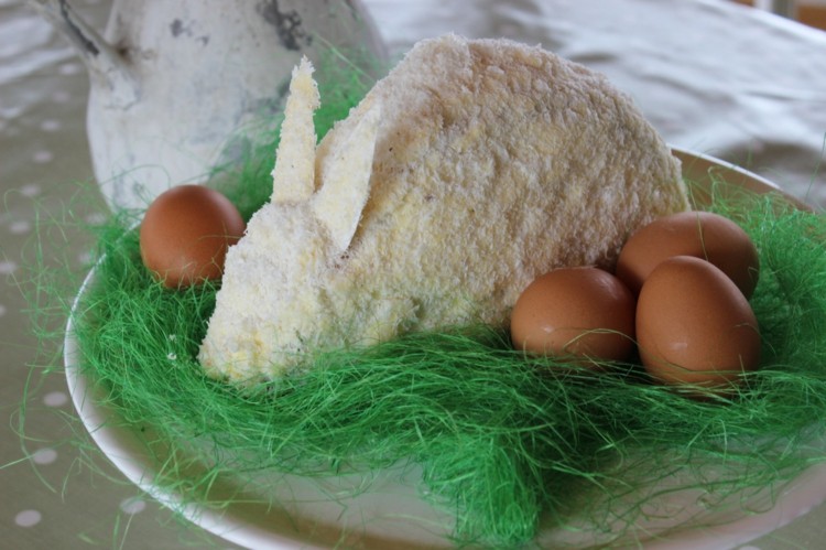 osterkuchen rezept ostereier-nest-kunstgras-gruen-servierplatte