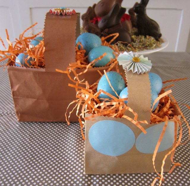 ostern basteln-ideen-osterkoerbchen papiertüte orange gras blaue eier