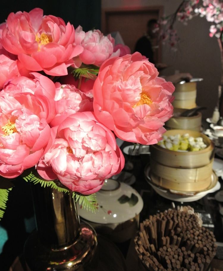 pflanzen-nach-feng-shui-haus-pfingstrosen-rosa-vase-dekoration-liebe