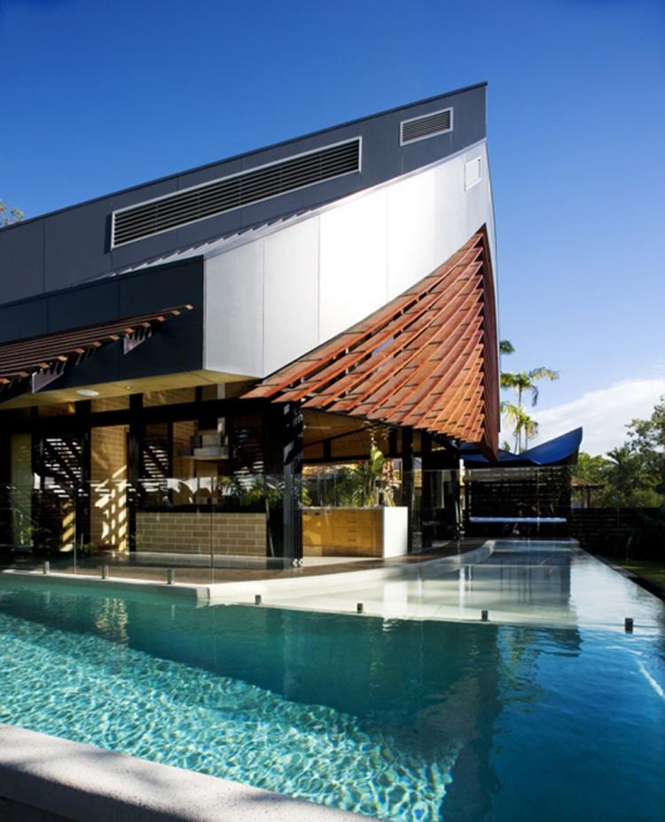Pool im Garten -haus-modern-infinity-terrasse-glasgelaender-palmen-architektur