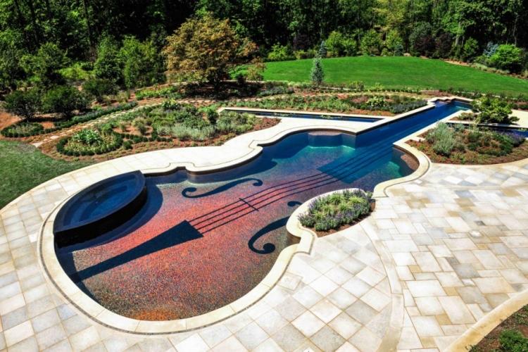 Pool im Garten -violine-form-kunstwerk-mosaiksteine-boden-fliesen-pflanzen-landschaftsbau