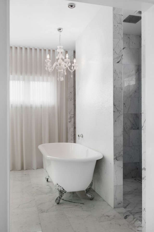 prächtig luxus badewanne frei stehend kronleuchter swarovski gleich zu sehen