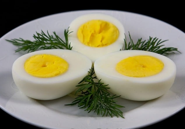 richtig ernähren gekochte eier protein gehalt grün salat