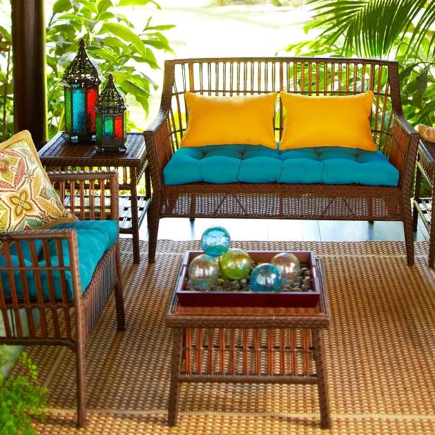 Romantische Gartenmöbel  korbstil terrasse bunte sitzkissen dekor