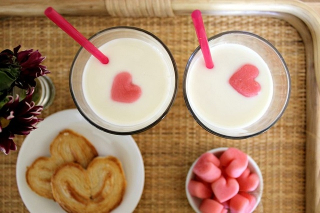 Überraschung Valentinstag leckere Getränke Eis zubereiten