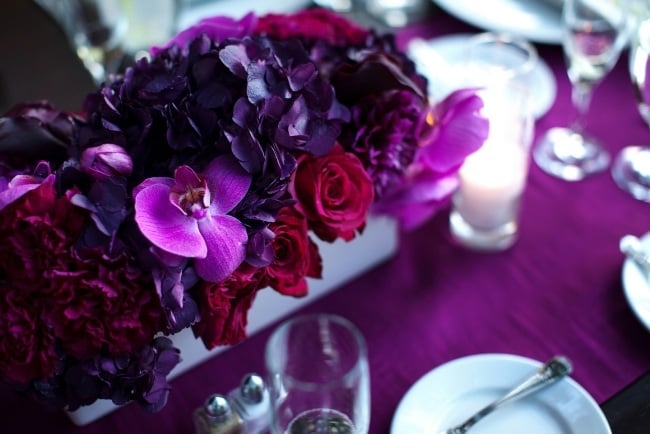 romantisches abendessen valentinstag blumengesteck lila orchideen rosen fuchsien