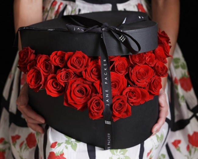 rote rosen geschenk schwarze box herzenform