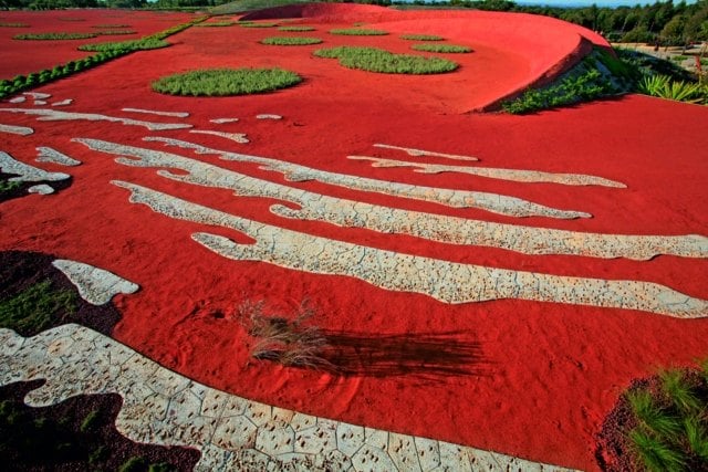Sand bei der Gartengestaltung roter sand verwendung kreative idee