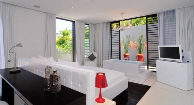 schlafzimmer badewanne tv zugang terrasse schwarz weiß