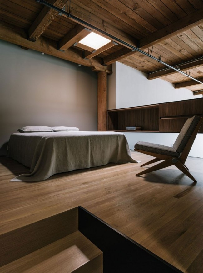 schlafzimmer-bett dachboden oberlichter graue wand